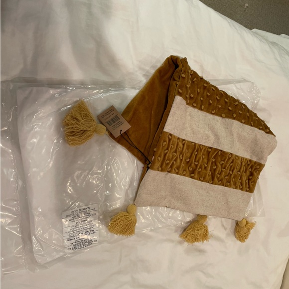 Creative co-op COOP pillow slip cover + pillow insert. Gold/orange tassels - Picture 3 of 6